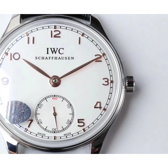 IWC 万国(葡萄牙系列)V3版 IW545408型腕表,简称“琼斯之剑”。正品开模,干练整洁,专为男士打造的腕表。锅盖蓝宝石玻璃,手动上弦的滴答声,背透镶嵌的红宝石,来回摆动的游丝走线,纯粹的机械之美,都让每个狂热的机械爱好者深深着迷!表盘尺寸:44毫米X10机芯类型:手动机㭜系列型号:98295动力储存:46小时表镜材质:兰宝石玻璃表带材质:意大利小牛皮表扣类型:针扣后盖表底:透底功能风格:6位小秒针,纯粹机械之美! IWC 万国(葡萄牙系列)V3版 IW545408型腕表,简称“琼斯之剑”。正品开模,干练整洁,专为男士打造的腕表。锅盖蓝宝石玻璃,手动上弦的滴答声,背透镶嵌的红宝石,来回摆动的游丝走线,纯粹的机械之美,都让每个狂热的机械爱好者深深着迷!表盘尺寸:44毫米X10机芯类型:手动机㭜系列型号:98295动力储存:46小时表镜材质:兰宝石玻璃表带材质:意大利小牛皮表扣类型:针扣后盖表底:透底功能风格:6位小秒针,纯粹机械之美!