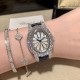 萧邦 LHEURE DU DIAMANT MEDIUM OVAL 此款LHeure du Diamant 椭圆形切割贝壳雕纹镶钻表盘 环以点缀钻石的表圈 优雅气韵 时尚风格和萧邦精湛的手工艺尽显无遗 光华耀眼 萧邦 LHEURE DU DIAMANT MEDIUM OVAL 此款LHeure du Diamant 椭圆形切割贝壳雕纹镶钻表盘 环以点缀钻石的表圈 优雅气韵 时尚风格和萧邦精湛的手工艺尽显无遗 光华耀眼