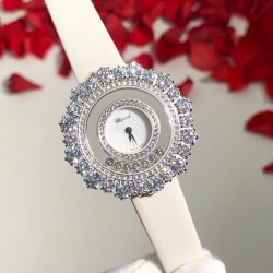 实拍 萧邦Happy Diamonds系列特别款 枫叶美丽并寓意着坚毅精神！即代表永恒爱情送给恋人，也代表对美好的回忆，可送给一路陪伴的朋友，还代表一种岁月的轮回。1比1超前做工同步首发！表面配置三块蓝宝石防刮玻璃，瑞士朗达机芯，尺寸：外径34mm内径14mm。表带14✖️12。