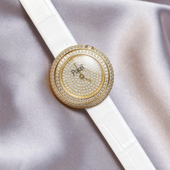 伯爵-PIAGET PIAGPOSESSION系列 完美品相,360度可旋转耀眼钻圈,时来运转好寓意,满钻镶嵌,高端大气,这款高级女士皮带腕表以Posession系列的标志性旋转圆环为灵感,搭配璀璨钻石彰显标志性风格 瑞士机芯,采用原装针式表扣佩戴方便!尺寸:29mm实物拍摄品质如一! 伯爵-PIAGET PIAGPOSESSION系列 完美品相,360度可旋转耀眼钻圈,时来运转好寓意,满钻镶嵌,高端大气,这款高级女士皮带腕表以Posession系列的标志性旋转圆环为灵感,搭配璀璨钻石彰显标志性风格 瑞士机芯,采用原装针式表扣佩戴方便!尺寸:29mm实物拍摄品质如一!