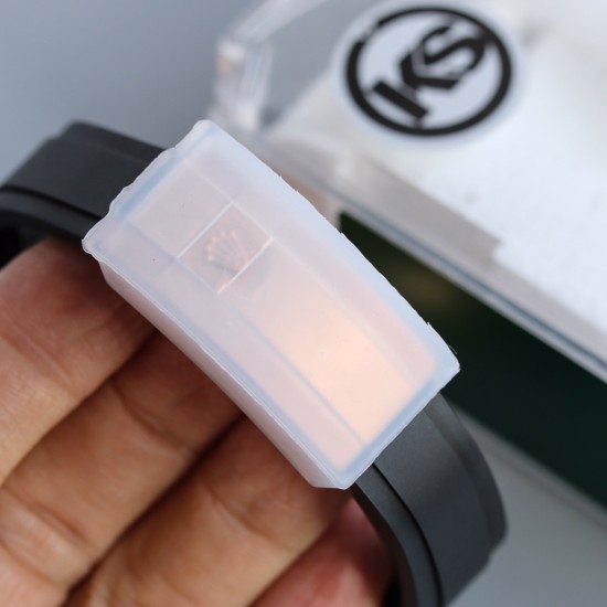 顶级做工KS出品:劳力士 恒动宇宙计时型迪通拿 【尺寸】40MM【表镜】抗刮损蓝水晶玻璃 防反光凸透式放大日历窗【表壳】上链表冠,旋入式三扣锁三重防水系统【机芯】采用7750机芯,高效精准稳定【表带】腕表搭配折叠式表扣,且表扣具有微调装置,可以调到非常的贴合手腕 折叠扣 超强夜光 防水大于100米 顶级做工KS出品:劳力士 恒动宇宙计时型迪通拿 【尺寸】40MM【表镜】抗刮损蓝水晶玻璃 防反光凸透式放大日历窗【表壳】上链表冠,旋入式三扣锁三重防水系统【机芯】采用7750机芯,高效精准稳定【表带】腕表搭配折叠式表扣,且表扣具有微调装置,可以调到非常的贴合手腕 折叠扣 超强夜光 防水大于100米