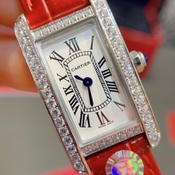 卡地亚-美国坦克-Cartier Tank Amricaine腕表，小号表款，三码合一。采用蓝宝‮水石‬晶镜面，瑞士石英机芯。原版开模，精钢表壳，八角形表冠，镶嵌一颗合成蓝色尖晶石，镀银表盘，剑形蓝钢指针，搭配原装光面折叠表扣，采用进口多色小牛皮。腕‮大表‬器优雅，深‮行受‬家青睐。表壳尺寸：34.80 x 19.00毫米。