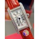 卡地亚-美国坦克-Cartier Tank Amricaine腕表,小号表款,三码合一。采用蓝宝水石晶镜面,瑞士石英机芯。原版开模,精钢表壳,八角形表冠,镶嵌一颗合成蓝色尖晶石,镀银表盘,剑形蓝钢指针,搭配原装光面折叠表扣,采用进口多色小牛皮。腕大表器优雅,深行受家青睐。表壳尺寸:34.80 x 19.00毫米。 卡地亚-美国坦克-Cartier Tank Amricaine腕表,小号表款,三码合一。采用蓝宝水石晶镜面,瑞士石英机芯。原版开模,精钢表壳,八角形表冠,镶嵌一颗合成蓝色尖晶石,镀银表盘,剑形蓝钢指针,搭配原装光面折叠表扣,采用进口多色小牛皮。腕大表器优雅,深行受家青睐。表壳尺寸:34.80 x 19.00毫米。