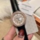 实拍 积家-Jaeger-LeCoultre DAZZLING RENDEZ- VOUS MOON约会系列月相珠宝腕表月之女神,是浪漫与柔美的象征,她掌管着大自然中的潮起潮落和季节更替,是艺术家与诗人们的灵感源泉,在温润莹亮的白色珍珠母贝映衬下,晶莹璀璨的钻石散发出夜空般的静谧之美,表圈镶嵌108颗钻石,组成两个环绕表壳的同心圆。由36颗以爪镶工艺镶嵌的钻石组成的外圈,为光芒闪耀的表圈营造出轻盈美妙的质感,尺寸36mm的精钢表壳搭配进口瑞士石英,采用蓝宝石水晶玻璃。 实拍 积家-Jaeger-LeCoultre DAZZLING RENDEZ- VOUS MOON约会系列月相珠宝腕表月之女神,是浪漫与柔美的象征,她掌管着大自然中的潮起潮落和季节更替,是艺术家与诗人们的灵感源泉,在温润莹亮的白色珍珠母贝映衬下,晶莹璀璨的钻石散发出夜空般的静谧之美,表圈镶嵌108颗钻石,组成两个环绕表壳的同心圆。由36颗以爪镶工艺镶嵌的钻石组成的外圈,为光芒闪耀的表圈营造出轻盈美妙的质感,尺寸36mm的精钢表壳搭配进口瑞士石英,采用蓝宝石水晶玻璃。
