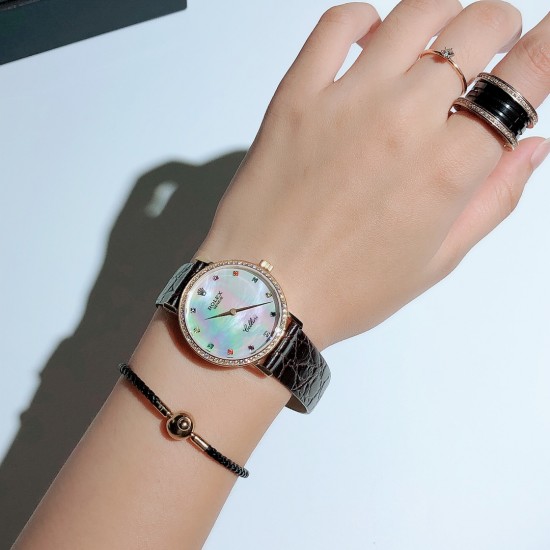 实拍 劳力士2020新品女性腕表 高级腕表ROLEX,一见倾心。劳力士切利尼女款奢华版惊艳上市,表面镶嵌12颗施洛华世奇彩钻,蕴意生命多姿多彩。表盘32尺寸,适配所有女神的手腕。手表搭载进口9015机芯,厚度仅为8毫米,足够薄,让您佩戴更舒适! 实拍 劳力士2020新品女性腕表 高级腕表ROLEX,一见倾心。劳力士切利尼女款奢华版惊艳上市,表面镶嵌12颗施洛华世奇彩钻,蕴意生命多姿多彩。表盘32尺寸,适配所有女神的手腕。手表搭载进口9015机芯,厚度仅为8毫米,足够薄,让您佩戴更舒适!