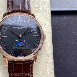 江诗丹顿 VC R39 Vacheron constantin 经典之美品鉴江诗丹顿 纵横四海系列 众横四海系列 逆跳日历款腕表 型号4000V/210A-B911 堪称意义非凡的里程碑之作。凝聚着日内瓦悠久制表传统的钟表复杂功能，体现出超凡技艺与时代风尚的绝妙融合。 采用自制Cal.2460 R31L/2机芯 直径41毫米 904钢带官网同步 一键拆卸 同时另可自由更换搭配胶带 皮带！ 欢迎各大表友品鉴。