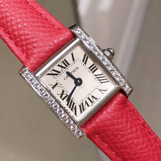 实拍卡地亚-CARTIER2020最新卡地亚法国坦克Cartier Tank Franaise系列,一款百搭性价比又高的手表 搭配全新专柜欧版风格定制的原厂表带,进口瑞士石英机芯。八角形表冠,镶嵌一颗凸圆形合成尖晶石,剑形蓝钢指针,蓝宝石水晶镜面,采用与原装一致的实心内罩,尺寸:25 x 20mm。佩戴舒适柔软服帖,上手显得高贵又典雅,很气质很女人独家货源。 实拍卡地亚-CARTIER2020最新卡地亚法国坦克Cartier Tank Franaise系列,一款百搭性价比又高的手表 搭配全新专柜欧版风格定制的原厂表带,进口瑞士石英机芯。八角形表冠,镶嵌一颗凸圆形合成尖晶石,剑形蓝钢指针,蓝宝石水晶镜面,采用与原装一致的实心内罩,尺寸:25 x 20mm。佩戴舒适柔软服帖,上手显得高贵又典雅,很气质很女人独家货源。