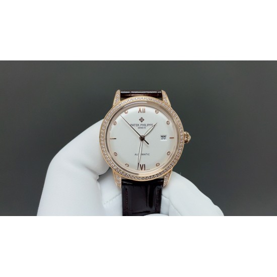 百达翡丽-PATEK PHILIPPE-火热新款式,新款锅盖,耗时长达8个月!超薄男士自动机械腕表,采用进口原装9015机芯,每小时振频28800次,零返修质量,直径40mm原装尺寸,超薄工艺8mm,锅盖玻璃材质!超强防水50米!专柜同款,一比一复刻!带上他锋芒尽显,气派不凡!耀眼光辉,永恒尊贵。⚠️请认准专业独家品质!欢迎转载 百达翡丽-PATEK PHILIPPE-火热新款式,新款锅盖,耗时长达8个月!超薄男士自动机械腕表,采用进口原装9015机芯,每小时振频28800次,零返修质量,直径40mm原装尺寸,超薄工艺8mm,锅盖玻璃材质!超强防水50米!专柜同款,一比一复刻!带上他锋芒尽显,气派不凡!耀眼光辉,永恒尊贵。⚠️请认准专业独家品质!欢迎转载