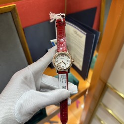 NR 实拍 最新配色 特别款 最强副本萧邦CHOPARD快乐钻系列（原版开模）「小号33mm 」历时一年多研发终于面世，在蓝气球已经是女士标配的时代 萧邦快乐钻系列女表脱颖而出，成为时尚界追捧的一股潮流！【 Factory HAPPY DIMION系列】此款不但能凸显出钻石的高贵而且更是「女神」最渴望拥有腕表之一 轻松出席各种场合不会出现「同款尴尬」【表带】标配美洲鳄鱼皮 【机芯】采用TOP级2892机芯，每颗机芯都经由制表师的精调细选，确保带来稳定可靠的精准走时。绝世精品！图为33尺寸