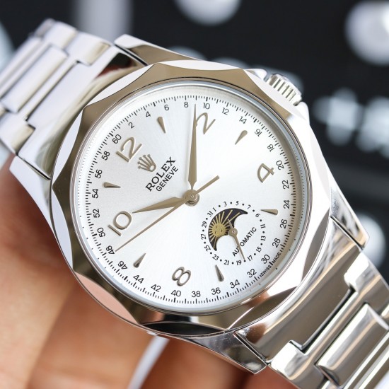LL【精品推荐】新款劳力士首款月相显示腕表（ROLEX），此款腕表是来自《劳力士全球最著名设计师》历经考验，至臻呈现。[强]大三针表，6字位采用月相和日期显示，腕表采用进口316精钢壳套制做，配搭瑞士ETA2824月相功能机芯，进口蓝宝石镜面、尺寸：40mm厚度10mm超薄表盘、表带采用316精钢表带、具有防水性能，卓越的品质，完美的理念 屡创佳绩 绝对是男人身分地位的象征！