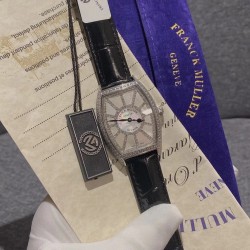♥️法兰克穆勒-Franck Muller(FM)，sunrise系列 采用316L 精钢表壳 CNC加工抛光表壳，全壳PVP真空电镀持色更久。底盖与表壳无缝拼接，精雕成形，扣子底部以及底盖内部延续法穆兰标志字体雕刻清晰！搭配制作过程相当复杂的拱形表盘 表盘由12块珍珠贝构成铺满光华美钻与珍珠贝母辉映   表壳尺寸32x43mm   厚度约9mm