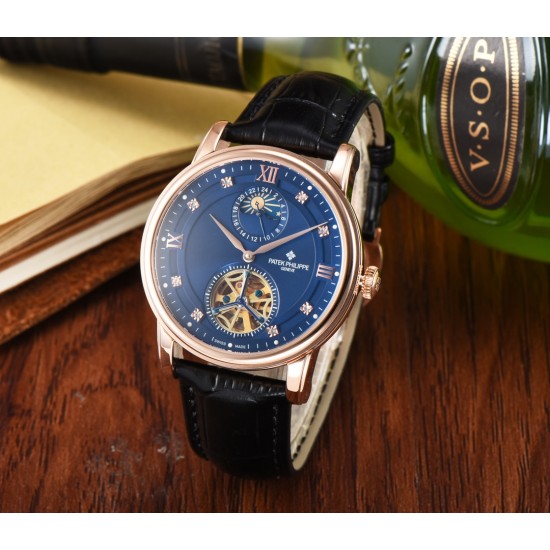 时尚新款 PATEK PHILIPPE【新年巨献 最高版本】百达翡丽超级多功能系列(功能 12字位日月星辰显示 6字位飞达显示)和原装一样的带水平压纹工艺,带荧光刻度 ,42mm直径。316L精钢镀金,原装进口镀膜水晶镜面。字面的外钻为施华洛世奇钻,通透闪亮,气质非凡。在目前技术范畴内尽可能接近原装,此款腕表让您驾驭所有场合。 时尚新款 PATEK PHILIPPE【新年巨献 最高版本】百达翡丽超级多功能系列(功能 12字位日月星辰显示 6字位飞达显示)和原装一样的带水平压纹工艺,带荧光刻度 ,42mm直径。316L精钢镀金,原装进口镀膜水晶镜面。字面的外钻为施华洛世奇钻,通透闪亮,气质非凡。在目前技术范畴内尽可能接近原装,此款腕表让您驾驭所有场合。