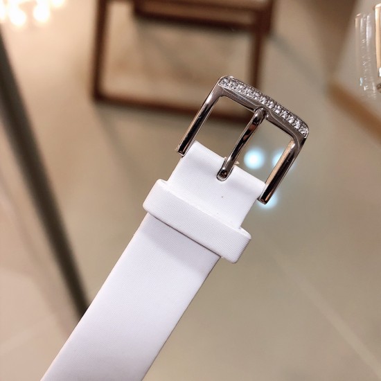 实拍 七夕好礼 PIAGET伯爵 Limelight非凡珍品腕表系列 表壳直径为33mm ,电镀白金,瑞士朗达石英机芯 。手表表壳由花瓣造型上镶嵌112颗特制切割方形钻石于表圈 彰显奢华 蓝宝石水晶镜面 搭配绸缎丝绢皮。这不仅是一款非凡的腕表,更堪称一件珠宝工艺杰作,完美结合创意 打破常规的切割,彰显着珠宝腕表的优雅魅力 实拍 七夕好礼 PIAGET伯爵 Limelight非凡珍品腕表系列 表壳直径为33mm ,电镀白金,瑞士朗达石英机芯 。手表表壳由花瓣造型上镶嵌112颗特制切割方形钻石于表圈 彰显奢华 蓝宝石水晶镜面 搭配绸缎丝绢皮。这不仅是一款非凡的腕表,更堪称一件珠宝工艺杰作,完美结合创意 打破常规的切割,彰显着珠宝腕表的优雅魅力