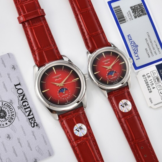 【赵丽颖同款】Longines浪琴 名匠系列情侣腕表。全新浪琴名匠月相腕表系列。 诠释女性高贵典雅。精钢表壳直径:34毫米尺寸。官方一致6字位月相1-31日期显示功能。进口石英机芯。三码合一。采用进口头层牛皮、原装蝴蝶扣。珍珠母贝表盘在女表中是运用较多的元素,浪琴为其搭配了12颗钻石时标,将女性魅力发挥到极致。盘面6点钟位置的小表盘显示月相和日期,兼顾实用性和浪漫感,精巧别致。字表盘扫描打版,颜色、“麦粒”格纹深浅、内影字体大小粗细与正品完全一致。 三码合一认准编号 【赵丽颖同款】Longines浪琴 名匠系列情侣腕表。全新浪琴名匠月相腕表系列。 诠释女性高贵典雅。精钢表壳直径:34毫米尺寸。官方一致6字位月相1-31日期显示功能。进口石英机芯。三码合一。采用进口头层牛皮、原装蝴蝶扣。珍珠母贝表盘在女表中是运用较多的元素,浪琴为其搭配了12颗钻石时标,将女性魅力发挥到极致。盘面6点钟位置的小表盘显示月相和日期,兼顾实用性和浪漫感,精巧别致。字表盘扫描打版,颜色、“麦粒”格纹深浅、内影字体大小粗细与正品完全一致。 三码合一认准编号