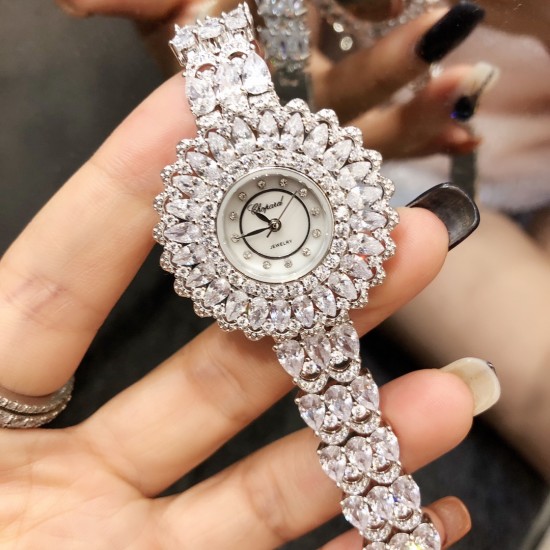 时装奢华版 肖邦-Chopard珠宝腕表:精致奢华;整表采用镶嵌技术;珍珠母贝;包镶流动水滴形透明锆钻,壳直径34mm 实拍 以创造艺术品的方式专注每一只腕表 时装奢华版 肖邦-Chopard珠宝腕表:精致奢华;整表采用镶嵌技术;珍珠母贝;包镶流动水滴形透明锆钻,壳直径34mm 实拍 以创造艺术品的方式专注每一只腕表