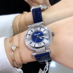 实拍 萧邦 CHOPARD IMPERIALE 系列腕表。独特风格带您走进一个新阶段并且成功塑造了崇尚自我表达和与众不同的生活化概念，316精钢材质，此表款全手工镶嵌施华洛世奇水晶钻，成为了美式奢侈生活风格的代表！进口石英机芯以及精细做工，佩戴贴手舒适，设计风格简约明朗。充满奢华璀璨的气息，光彩夺人、让你瞬间提升华丽的气质 ！