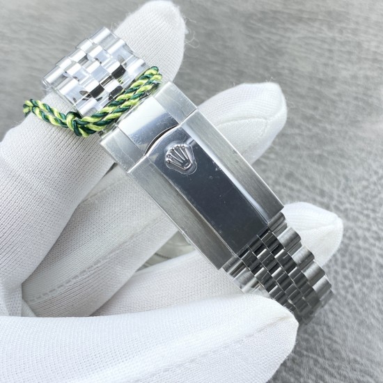 (严选)劳力士Rolex Sky-Dweller 天行者,尺寸42MM,沉稳可靠、雍容大度!表圈采用劳力士Ring Command三角坑纹,旋转外圈可调转月份功能!抗刮损蓝宝石水晶,防反光凸透式放大日历窗!有五珠联动表带,也有蚝式三排链节 !蚝式摺扣配5毫米易调链节伸展系统【表盘】放射太阳纹理,刻度12小窗口红点月 份显示【机芯】搭载全自动机械9001机芯【功能】日期显示 月份显示 年历显示 双时区!zf 厂出品,出货实拍 (严选)劳力士Rolex Sky-Dweller 天行者,尺寸42MM,沉稳可靠、雍容大度!表圈采用劳力士Ring Command三角坑纹,旋转外圈可调转月份功能!抗刮损蓝宝石水晶,防反光凸透式放大日历窗!有五珠联动表带,也有蚝式三排链节 !蚝式摺扣配5毫米易调链节伸展系统【表盘】放射太阳纹理,刻度12小窗口红点月 份显示【机芯】搭载全自动机械9001机芯【功能】日期显示 月份显示 年历显示 双时区!zf 厂出品,出货实拍