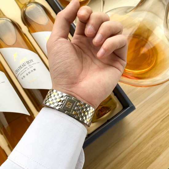 欧米茄 OMEGA 精品男士腕表,经典大三针搭载月相设计,尊贵大气,绅士风范,卓越品质,热卖全城。采用全自动机械机芯,顶级316精钢表壳,进口小牛皮表带,矿物质超强镜面,尺寸40*13 欧米茄 OMEGA 精品男士腕表,经典大三针搭载月相设计,尊贵大气,绅士风范,卓越品质,热卖全城。采用全自动机械机芯,顶级316精钢表壳,进口小牛皮表带,矿物质超强镜面,尺寸40*13