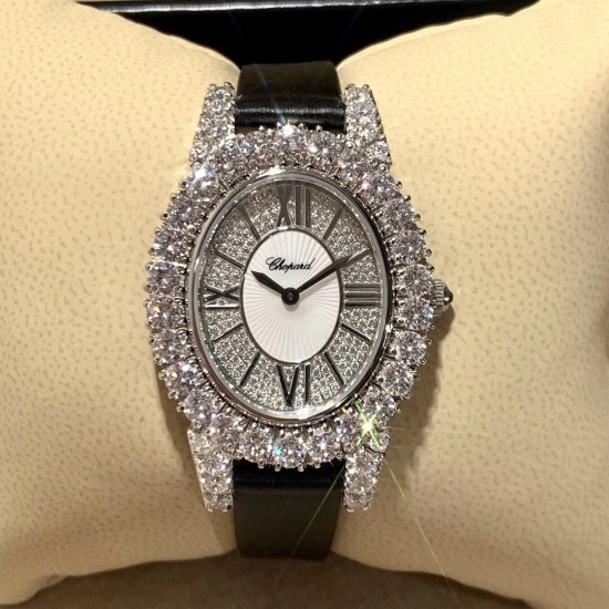 实拍 萧邦 LHEURE DU DIAMANT MEDIUM OVAL 此款LHeure du Diamant 椭圆形切割贝壳雕纹镶钻表盘 环以点缀钻石的表圈 优雅气韵 时尚风格和萧邦精湛的手工艺尽显无遗 光华耀眼 实拍 萧邦 LHEURE DU DIAMANT MEDIUM OVAL 此款LHeure du Diamant 椭圆形切割贝壳雕纹镶钻表盘 环以点缀钻石的表圈 优雅气韵 时尚风格和萧邦精湛的手工艺尽显无遗 光华耀眼