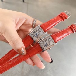 林志玲代言浪琴腕表 这一枚精巧的腕间时计寄予深情的陪伴，在指针嘀嗒间诠释关怀与牵挂。浪琴黛绰维纳系列方形石英腕表，洋溢优雅气质，以意大利“快乐生活”（Dolce Vita）为设计灵感，懂得欣赏此系列腕表的，是能从最简单的快乐中活出精彩人生的女性！