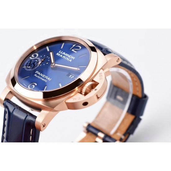 VS 沛纳海 廖凡代言新品:44MM“骚蓝”庐米诺红金腕表PAM 1112。唯有沛纳海红金表浓郁深厚,特征性设计,视觉上独特,形态上扎实,买红金系列的那必定是真爱粉无疑! VS 沛纳海 廖凡代言新品:44MM“骚蓝”庐米诺红金腕表PAM 1112。唯有沛纳海红金表浓郁深厚,特征性设计,视觉上独特,形态上扎实,买红金系列的那必定是真爱粉无疑!