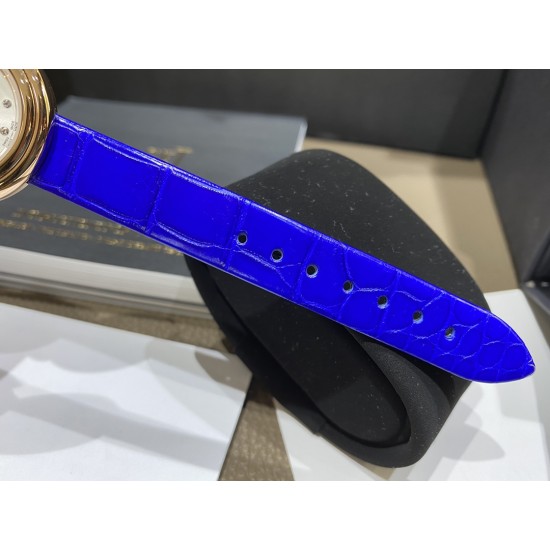 全网女生听我的!买它…❤️。 伯爵“时来运转”顶级奢侈品入门款第一眼看到它的时候我一眼就中,首先是外观设计足够百搭,旋转式表圈可自由转动,外层一圈可来回转动 很有寓意、一起“转动,遇见非凡”。百搭中号34尺寸!上手很秀气,彩色鳄鱼皮可轻松拆卸 看上去就高端,机芯采用瑞士进口石英机芯,螺旋式表圈316L精钢打磨抛光 表面光亮如镜、表盘内圈钻石刻度 11颗⭕️圆形美钻、外圈42颗圆形美钻 全网女生听我的!买它…❤️。 伯爵“时来运转”顶级奢侈品入门款第一眼看到它的时候我一眼就中,首先是外观设计足够百搭,旋转式表圈可自由转动,外层一圈可来回转动 很有寓意、一起“转动,遇见非凡”。百搭中号34尺寸!上手很秀气,彩色鳄鱼皮可轻松拆卸 看上去就高端,机芯采用瑞士进口石英机芯,螺旋式表圈316L精钢打磨抛光 表面光亮如镜、表盘内圈钻石刻度 11颗⭕️圆形美钻、外圈42颗圆形美钻