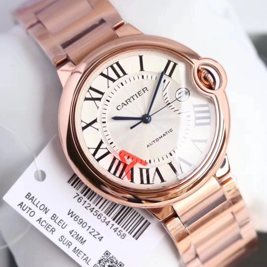 卡地亚 「 Cartier 」原装1:1复刻 、凸面弧形表壳,扭索雕纹表盘,剑形指针,在卡地亚制表世界中,Ballon Bleu 蓝气球腕表以风格细腻,格调高雅著称。 卡地亚 「 Cartier 」原装1:1复刻 、凸面弧形表壳,扭索雕纹表盘,剑形指针,在卡地亚制表世界中,Ballon Bleu 蓝气球腕表以风格细腻,格调高雅著称。