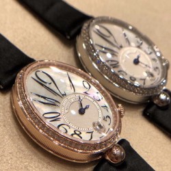 Breguet-宝玑 那不勒斯皇后系列！蓝宝石拱桥弧形玻璃 表盘用天然白色珍珠母贝 阿拉伯数字时符 经典的蓝钢宝玑指针 6点位设有一颗水钻 那不勒斯皇后款 绝对的女神气质名媛款 最重要的是百搭得来不失少女心 必入款❗带上一秒变女神，各种派对，晚会，聚会，约会，发布会，让你BlingBling。