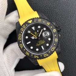 劳力士Rolex Daytona翡翠夜光全碳纤维GMT横空出世 这款获得天文台认证的首款全碳纤维GMT搭载2836全自动机械 蓝宝石抗刮损水晶镜面 碳纤维字面 完美复刻 原装同步橡树胶带 原装扣  更加柔软舒适 方便佩戴 爱不释手的劳力士GMT 品不完的一劳永逸！！！