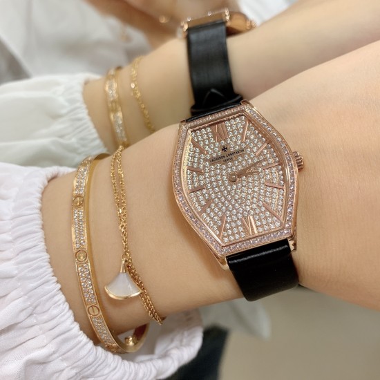 实拍 江诗丹顿-Vacheron Constantin 作为世界上历史悠久的钟表制造商从未停止生产,秉承悉力以赴,精益求精的品牌座右铭,其中有一款-Malte系列25530/000R-9742,经典酒桶型婉表,防磨水晶镜面,内部经反光处理,配置瑞士原装石英机芯,尺寸28.40*38.67毫米,厚度7.28毫米。表壳电镀18K白金/玫瑰金,表带有布绢带,牛皮带两种选择,针扣配带.市面最高版本,你值得拥有! 实拍 江诗丹顿-Vacheron Constantin 作为世界上历史悠久的钟表制造商从未停止生产,秉承悉力以赴,精益求精的品牌座右铭,其中有一款-Malte系列25530/000R-9742,经典酒桶型婉表,防磨水晶镜面,内部经反光处理,配置瑞士原装石英机芯,尺寸28.40*38.67毫米,厚度7.28毫米。表壳电镀18K白金/玫瑰金,表带有布绢带,牛皮带两种选择,针扣配带.市面最高版本,你值得拥有!