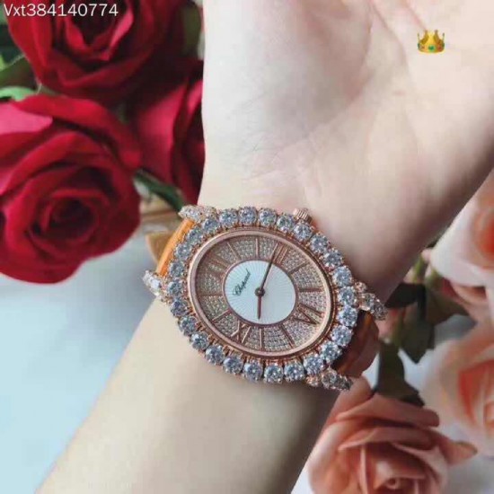 商品编号:384140774萧邦 LHEURE DU DIAMANT MEDIUM OVAL 此款LHeure du Diamant 椭圆形切割贝壳雕纹镶钻表盘 环以点缀钻石的表圈 优雅气韵 时尚风格和萧邦精湛的手工艺尽显无遗 光华耀目商品规格:默认规格 商品编号:384140774萧邦 LHEURE DU DIAMANT MEDIUM OVAL 此款LHeure du Diamant 椭圆形切割贝壳雕纹镶钻表盘 环以点缀钻石的表圈 优雅气韵 时尚风格和萧邦精湛的手工艺尽显无遗 光华耀目商品规格:默认规格