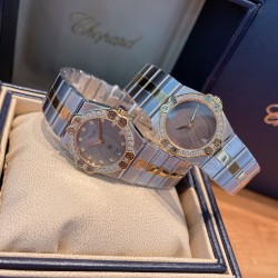 萧邦CHOPARD-St. Moritz圣莫里茨系列5156女士手镯表，1980年，Chopard萧邦推出了首款运动腕表，也是品牌工坊打造的首款钢制时计——St. Moritz，对当时专于制作金表和镶钻金表的Chopard萧邦而言，极具创新意义。St. Moritz腕表的圆形表圈点缀八颗螺丝，两两一组，分布在四个基本方位，每一节表带都由多个配件螺丝组装而成，难度非常之高，历经一年不断改进终出成品 。尺寸28mm 轻松驾驭 休闲精致都如你[爱心]（附送萧邦丝绒手表袋，退换袋子需退回‼️‼️）