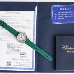 萧邦全新限量款全新的快乐钻happy Sport 系列33mm限量款款 白色玑镂饰纹表盘搭配醒目的绿色小秒针，表盘里2颗钻石搭配3颗绿色莎弗莱石搭配意大利绿色小牛皮表带看起来舒适又养眼，机芯采用与原装同款类型2892机芯。