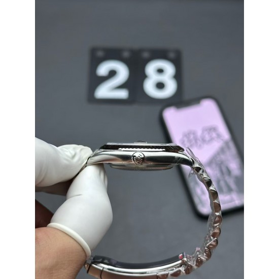 ROLEX 劳力士 蚝式恒动日志型41mm系列腕表,直径41mm,经典的蚝式表壳搭配三角坑纹外圈,把头采用旋入式设计,抗刮损蓝水晶玻璃,防反光凸透式放大(2.5倍)日历窗,隐蔽式摺叠皇冠带扣,矜持有度秀而不媚 恒久优雅! ROLEX 劳力士 蚝式恒动日志型41mm系列腕表,直径41mm,经典的蚝式表壳搭配三角坑纹外圈,把头采用旋入式设计,抗刮损蓝水晶玻璃,防反光凸透式放大(2.5倍)日历窗,隐蔽式摺叠皇冠带扣,矜持有度秀而不媚 恒久优雅!