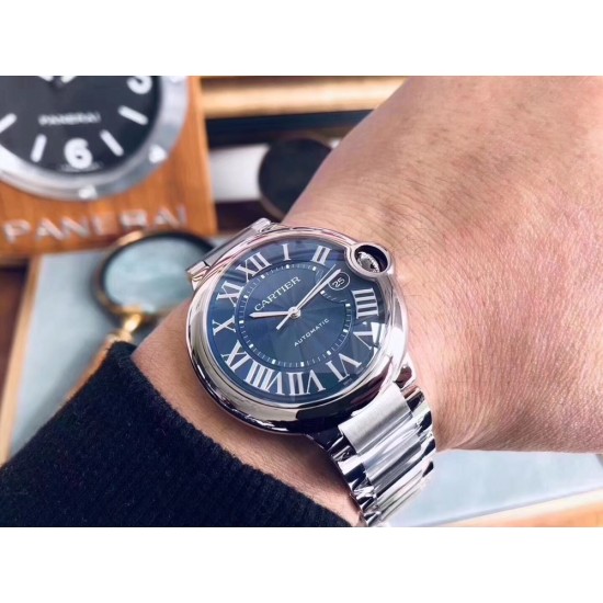 卡地亚 「 Cartier 」1:1复刻 凸面弧形表壳,扭索雕纹表盘,剑形指针,在卡地亚制表世界中,Ballon Bleu 蓝气球腕表以风格细腻,格调高雅著称。 卡地亚 「 Cartier 」1:1复刻 凸面弧形表壳,扭索雕纹表盘,剑形指针,在卡地亚制表世界中,Ballon Bleu 蓝气球腕表以风格细腻,格调高雅著称。