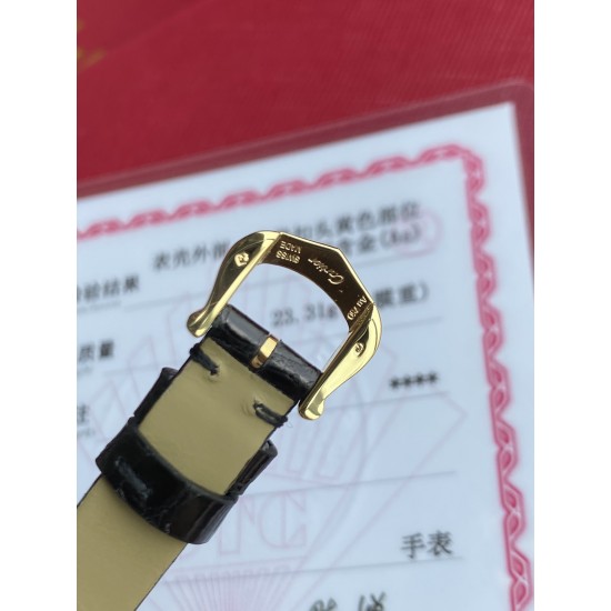 卡地亚浴缸系列卡家又一经典之作浴缸系列。实物拿到手的时候大吃一惊,颜值高 !椭圆外型的感觉正是典雅欧风浴缸形状,这也太好看了吧!相比蓝气球段位要高出不少一会儿观摩下公价便知主要是因为通体包真金……Baignoire浴缸系列腕表,小号表款,石英机芯。精钢包18K黄金表壳。包18K黄金圆珠形表冠,镶嵌一颗凸圆形蓝宝石。镀银表盘,剑形蓝钢指针,蓝宝石水晶镜面。灰褐色鳄鱼皮表带,包18K黄金针扣式表扣。表壳尺寸:32x26毫米厚度:8毫米防水深度3巴(约30米)生活防水 卡地亚浴缸系列卡家又一经典之作浴缸系列。实物拿到手的时候大吃一惊,颜值高 !椭圆外型的感觉正是典雅欧风浴缸形状,这也太好看了吧!相比蓝气球段位要高出不少一会儿观摩下公价便知主要是因为通体包真金……Baignoire浴缸系列腕表,小号表款,石英机芯。精钢包18K黄金表壳。包18K黄金圆珠形表冠,镶嵌一颗凸圆形蓝宝石。镀银表盘,剑形蓝钢指针,蓝宝石水晶镜面。灰褐色鳄鱼皮表带,包18K黄金针扣式表扣。表壳尺寸:32x26毫米厚度:8毫米防水深度3巴(约30米)生活防水