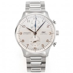 V6S新品，IWC万国表为其经典全新葡萄牙系列计时腕表推出首款精钢表链款式。IWC万国表首次为这款经典时计系列腕表配备精钢表链，令IWC万国表葡萄牙系列计时腕表更添几分灵活随性。表链经过抛光与拉丝工艺修饰，精密入微，优美雅致；蝴蝶式折叠表扣赋予其符合人体工学的贴心设计，细腻贴合手腕，佩戴无比舒适。配备精钢表链的全新表款采用精钢表壳，腕表内部搭载IWC万国表自制69355型计时机芯，坚固而精准，采用经典导柱轮设计，透过蓝宝石玻璃表背可纵览机芯风采。高效双向棘爪上链系统提供46小时动力储备。