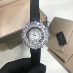 萧邦Happy Diamonds系列特别款！2019年官网力推款！2018即将过去，新的一年从元旦开始！枫叶美丽并寓意着坚毅精神！即代表永恒爱情送给恋人，也代表对美好的回忆，可送给一路陪伴的朋友，还代表一种岁月的轮回。1比1超前做工同步首发！表面配置三块蓝宝石防刮玻璃，瑞士朗达机芯，尺寸：外径34mm内径14mm。表带14/12。