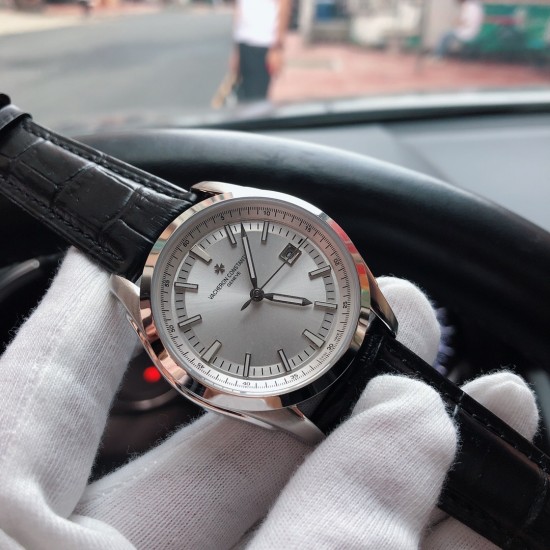 江诗丹顿 Vacheron Constantin J21 纵横四海黑骑士系列首发!316L精钢表壳直径为42毫米,蓝宝石水晶玻璃表镜,镂空剑型指针中央填充荧光物料,搭载全自动原装进口机芯〔零返修〕,超强防水-300米/1000英尺,不卑不亢,完美诠释优雅从容与运动美感 三杰精致推荐男士机械腕表 SJ为你精心挑选超真实实物图拍摄 江诗丹顿 Vacheron Constantin J21 纵横四海黑骑士系列首发!316L精钢表壳直径为42毫米,蓝宝石水晶玻璃表镜,镂空剑型指针中央填充荧光物料,搭载全自动原装进口机芯〔零返修〕,超强防水-300米/1000英尺,不卑不亢,完美诠释优雅从容与运动美感 三杰精致推荐男士机械腕表 SJ为你精心挑选超真实实物图拍摄