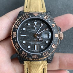 Diw新作勞力士超限量GMT-MASTER II  Diw团队重新制作了碳纤维表壳，同时包含表圈、面盘等零件也全都是碳纤维材质，其中碳纤维表圈上数字刻度首次采用全新碳纤维植丁技术（非填油）塑造丰富视觉层次，质感细腻。透视底盖可清楚展示正反快速调日历的劳力士专属cal.3186机芯。搭配柔软魔术贴表带和一体碳纤维表扣。首批量产提供4种颜色表盘可选，5种不同颜色风格表带。