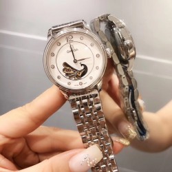 独家欧米茄-OMEGA [玫瑰][玫瑰][玫瑰]女神爆款 经典镂空系列女士机械腕表 采用进口全自动机械机芯 独具一格的孔雀开屏字面，高贵大方，316精钢表壳 超强耐磨矿物质玻璃镜面 真牛皮精致小巧 简约时尚 清秀女神必备[玫瑰][玫瑰][玫瑰]尺寸：直径36mm厚度12mm 请认准独家品质！！