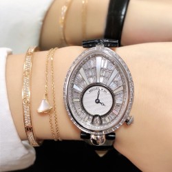 实拍 Breguet 宝玑 最新系列 满天星T钻 经典的蓝钢宝玑指针 机芯是进口自动上链机 我们一直正品完美复刻 那不勒斯皇后款 绝对的女神气质名媛款 最重要的是百搭得来不失少女心 必入款❗带上一秒变女神，各种派对，晚会，聚会，约会，发布会，让你BlingBling