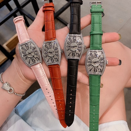✔️✔️法兰克穆勒 FranckMuller 36mm*45mm酒桶型表壳和夸张的弧度设计满足了小女生对FM的热爱✔️✔️