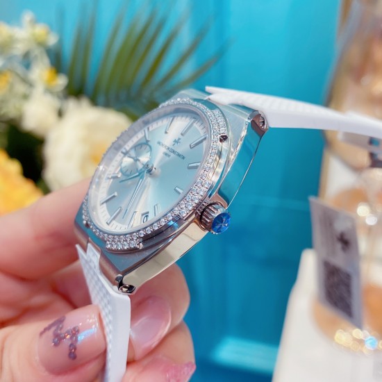 江诗丹顿-VACHERON CONSTANTIN纵横四海系列火热上市,突破传统,时尚优雅的多彩表带,可满足佩戴者在不同场合的需求,多样化的色彩设计演绎大胆而时尚的风格,江诗丹顿在装置时始终将舒适性放在首位,确保腕表完美贴合手腕,纯钢表壳,进口石英机芯,蓝宝石水晶玻璃,舒适胶质表带,采用原装针式表扣佩戴方便!尺寸:36.5mm 江诗丹顿-VACHERON CONSTANTIN纵横四海系列火热上市,突破传统,时尚优雅的多彩表带,可满足佩戴者在不同场合的需求,多样化的色彩设计演绎大胆而时尚的风格,江诗丹顿在装置时始终将舒适性放在首位,确保腕表完美贴合手腕,纯钢表壳,进口石英机芯,蓝宝石水晶玻璃,舒适胶质表带,采用原装针式表扣佩戴方便!尺寸:36.5mm