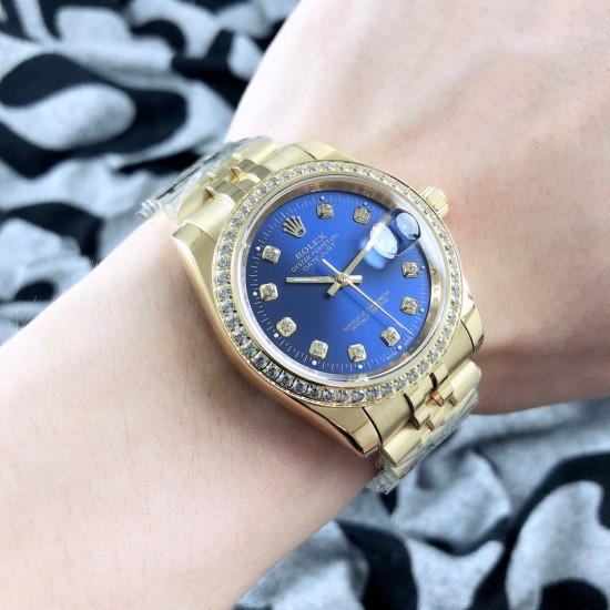 实物拍摄品牌：劳力士-ROLEX 日志型V3升级版  超强防水类型：[酷]男士腕表表壳：316精钢（做工优质）表带：顶级316精钢(两种可选)机芯：进口8215全自动机械机芯（走时稳定）玻璃：高级蓝宝石镜面(防划花)尺寸：直径38mm，厚度12mm