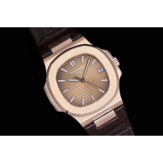 【“薄”大精深 从“芯”出发】全新升级V2版本 PATEK 。PHILPPE——鹦鹉螺5711/1A系列强势回归。1：1全新开模修正三件套壳 厚度仅9mm，修正了以往偏厚的现象，使之佩戴更贴合手腕。搭载全新定制版9015改原装CaI.324 S C洗花机芯。突破了无加夹板的情况下摆轮位置同步正品！定制级的人体工程学表带 修正了表带的铰链部分...[更多]
