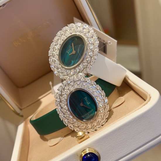 伯爵-PIAGET 全新高级珠宝系列,18K白金.玫瑰金,镶饰两圈马眼型切割美钻一圈22颗(约3.84克拉)-共44颗高级珠宝制作的一大挑战;钻石散发的耀眼光芒,皮带采用轻柔的缎面材质,与钻石造型形成优雅对比。原装尺寸31 X37 mm 伯爵-PIAGET 全新高级珠宝系列,18K白金.玫瑰金,镶饰两圈马眼型切割美钻一圈22颗(约3.84克拉)-共44颗高级珠宝制作的一大挑战;钻石散发的耀眼光芒,皮带采用轻柔的缎面材质,与钻石造型形成优雅对比。原装尺寸31 X37 mm