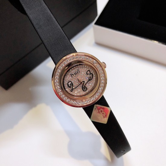 伯爵-PIAGET POSSESSION 系列,全新高级珠宝系列,18K白金镶钻,旋转式表圈,镶嵌37颗圆型美钻,寓意着时来运转,富贵逼人,采用轻柔的缎面材质皮带,与钻石散发的耀眼光芒造型形成优雅对比。Piageet 以逾百年的奢华珠宝腕间闪耀之作铺镶满钻的字面 挑战美学工艺的界限 独特大胆的创意风格与凝练腕间的璀璨美学,正待 与您邂逅。尺寸29X6.8mm「MX实拍」 伯爵-PIAGET POSSESSION 系列,全新高级珠宝系列,18K白金镶钻,旋转式表圈,镶嵌37颗圆型美钻,寓意着时来运转,富贵逼人,采用轻柔的缎面材质皮带,与钻石散发的耀眼光芒造型形成优雅对比。Piageet 以逾百年的奢华珠宝腕间闪耀之作铺镶满钻的字面 挑战美学工艺的界限 独特大胆的创意风格与凝练腕间的璀璨美学,正待 与您邂逅。尺寸29X6.8mm「MX实拍」