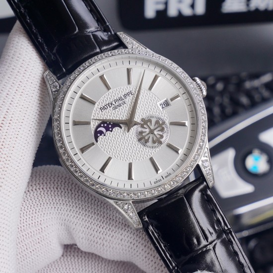 2⃣0⃣2⃣0⃣最新款百达翡丽《Patek Philippe》月[月亮]相[太阳]系列！九字位日月星辰功能，独特的4时位小秒logo，搭载原装进口call8219月相机芯(0返修0售后），蓝宝石玻璃镜面，进口意大利牛皮 ，（可配钢带）尺寸40mm，厚度10mm，三度防水性能，简约商外观，让你感受傲慢绅士气息，完美彰显其百达翡丽腕表的皇家血统，值得全球称赞。⚠️请认准独家品质