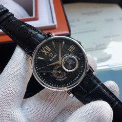 品牌：欧米茄-OMEGA  F9 类型：[酷]男士腕表 双层字面 立体感强表壳：316精钢（做工优质）表带：进口小牛皮/316精钢（两种可选）机芯：高级定制全自动机械机芯（走时稳定）玻璃：高级强化镀膜镜面尺寸：直径40mm，厚度12.5mm 三杰精致推荐男士机械腕表 SJ为你精心挑选超真实c实物图拍摄